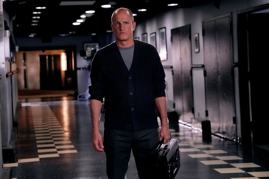 Woody Harrelson in the 30 Rock hallway