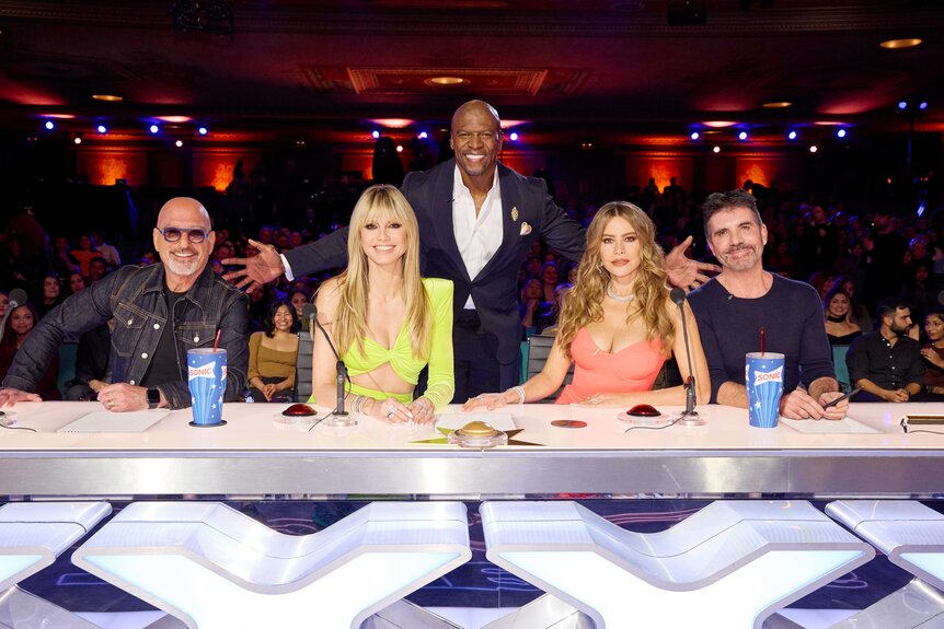Howie Mandel, Heidi Klum, Terry Crews, Sofia Vergara, and Simon Cowell appear on America's Got Talent.