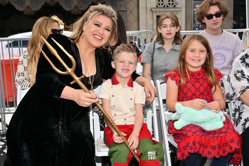 Kelly Clarkson posing next to her children Remington Alexander Blackstock and River Rose Blackstock.