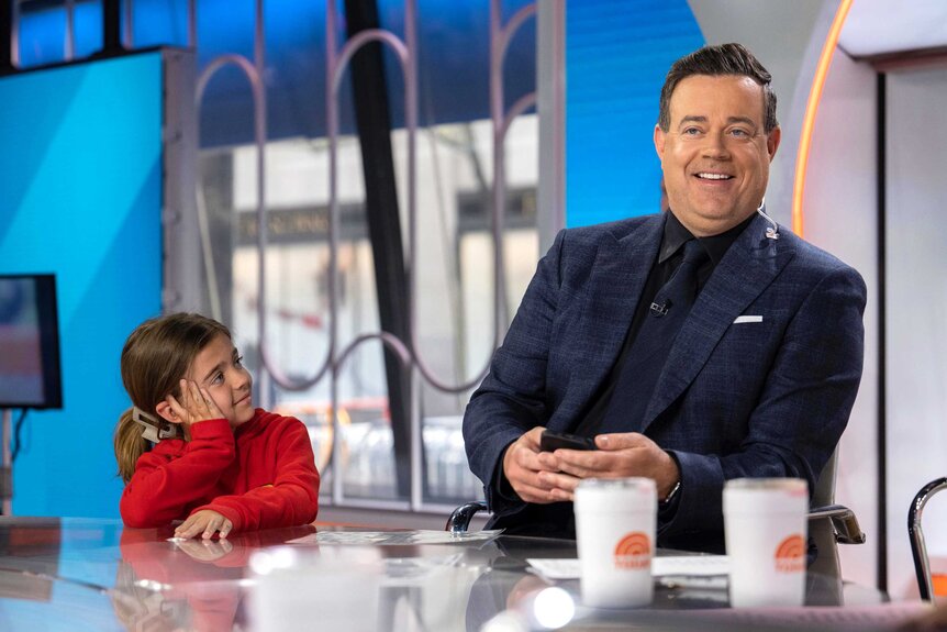 Carson Daly with his daughter on set.