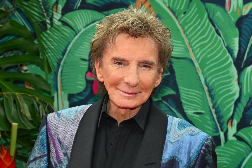 Barry Manilow arrives on the red carpet for the 76th Tony Awards