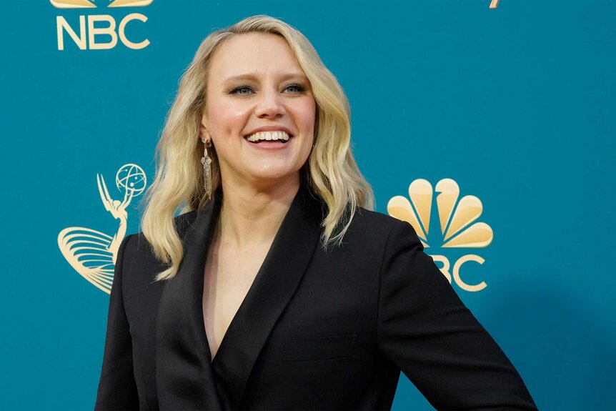 Kate McKinnon arrives at the Emmy's