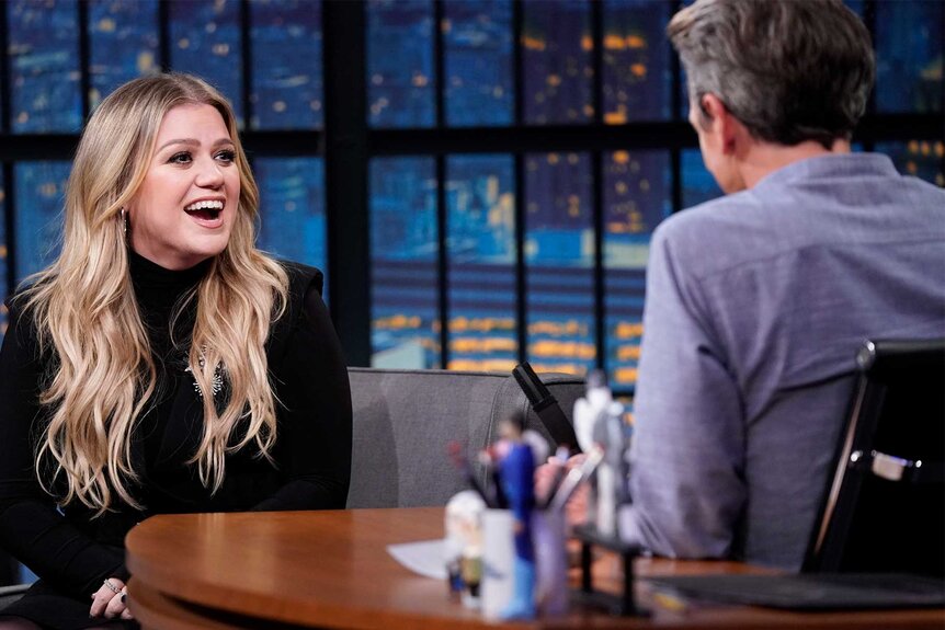 Kelly Clarkson on Late Night With Seth Meyers episode 1430
