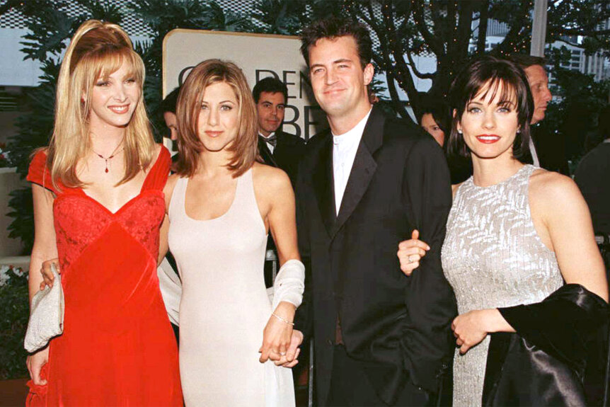 Matthew Perry Lisa Kudrow Jennifer Aniston Courteney Cox at the Golden Globe Awards on January 21,1996