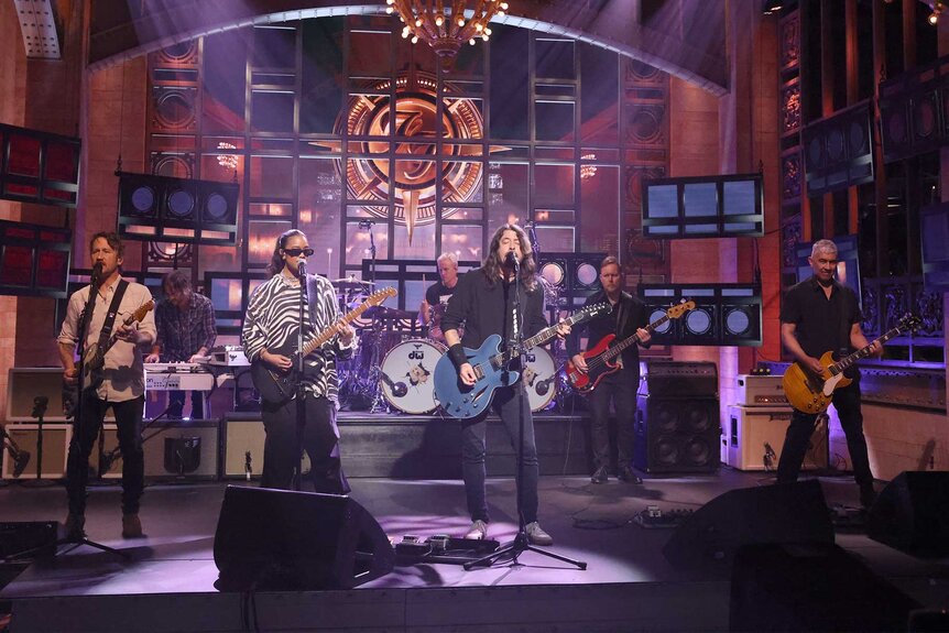 The Foo Fighters and H.e.r perform on saturday night life episode 1847