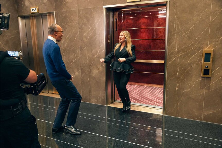 Lester Holt meets Kelly at the elevator on The Kelly Clarkson Show episode 7i003
