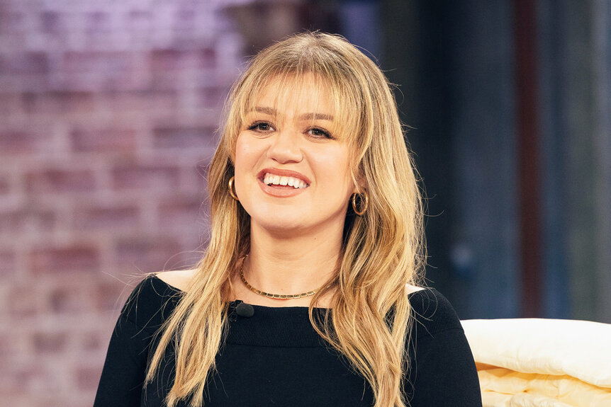 Kelly Clarkson Got Bangs and They Look Amazing: See Pic | NBC Insider