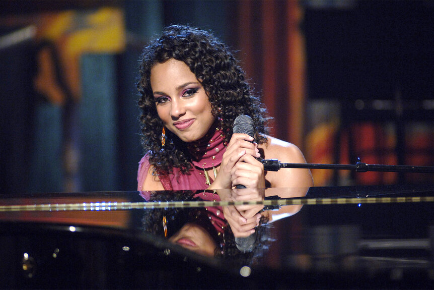 Alicia Keys performs during MTV's unplugged in 2005