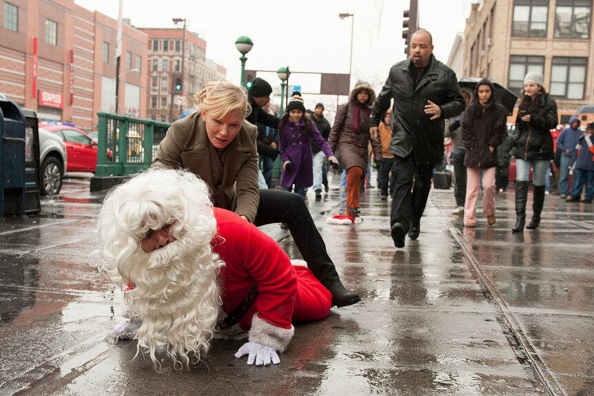 Det. Rollins and Det. Tutuola chase down a man in a santa costume on Law and Order SVU Epsiode 1411
