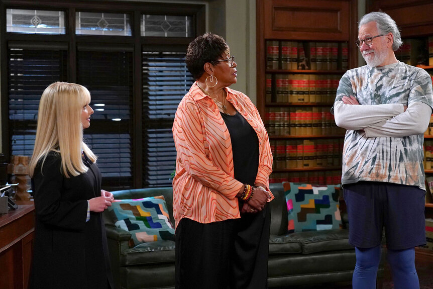 Abby Stone (Melissa Rauch), Roz (Marsha Warfield) and Dan Fielding (John Larroquette) appear in Season 2 Episode 1 of Night Court
