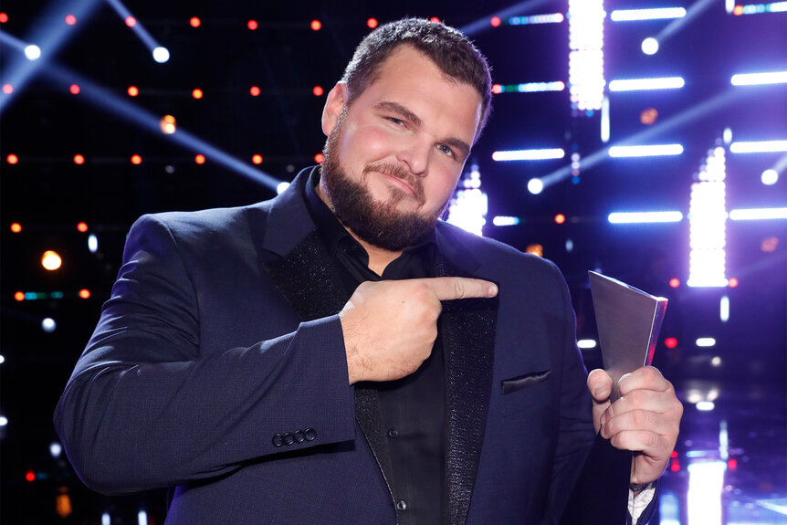 Jake Hoot shows off his trophy on the voice season 17