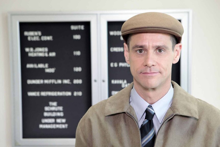 Torrance (Jim Carrey) wears a beige hat and trench coat in The Office Episode 725/726.