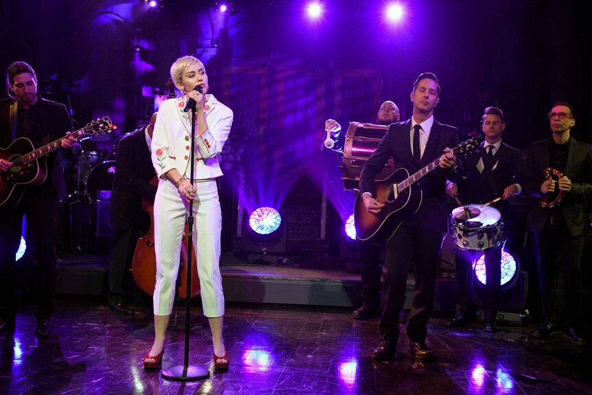 Miley Cyrus performs on Snl's 40th Anniversary special