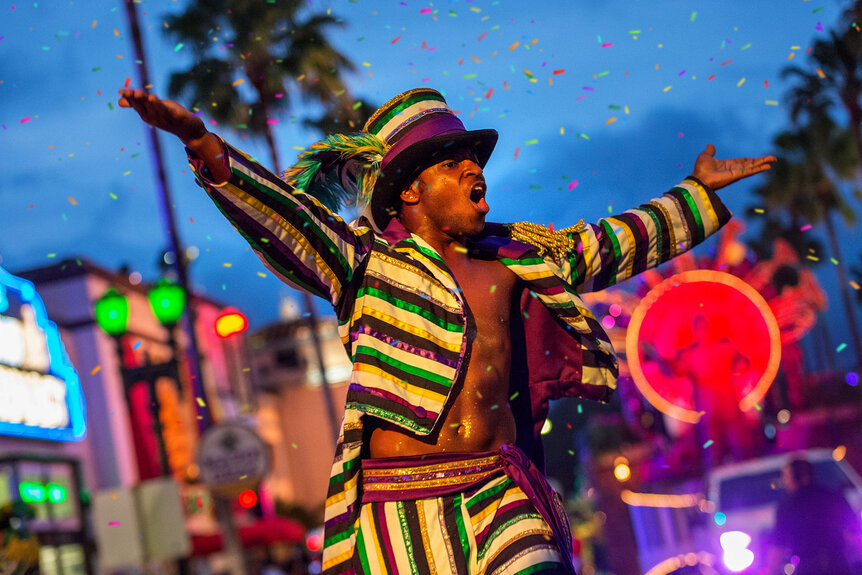 Universal Orlando Mardi Gras performer hypes the crowd up in the streets