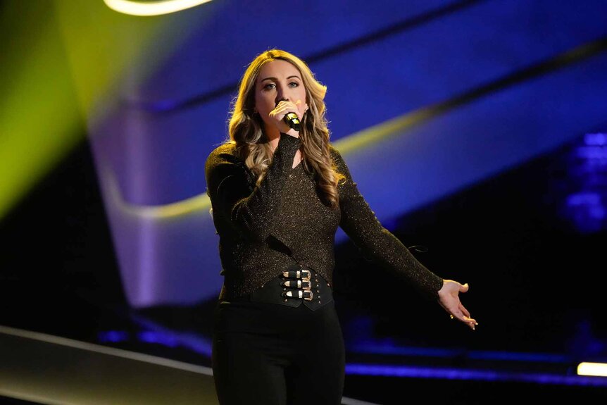 Alyssa Crosby sings in Season 25 Episode 4 of The Voice.