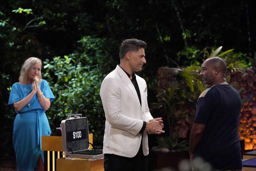 Joe Manganiello shakes Jamil Sipes hand in Deal or No Deal Island Episode 102.