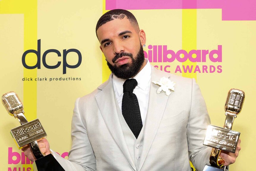 Drake poses with his Billboard Music Awards.