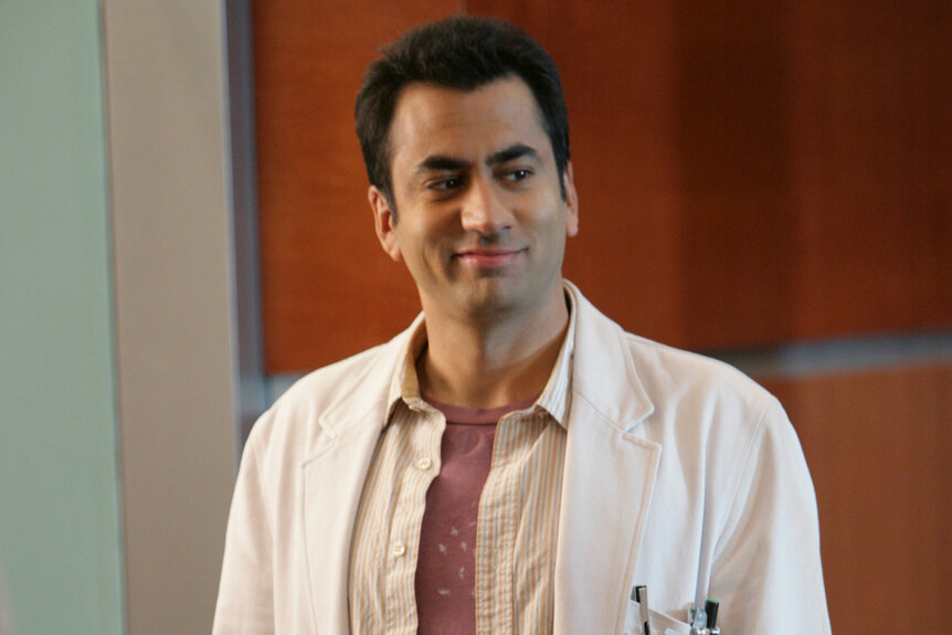 Kutner smiles in his dr coat on House Episode 501