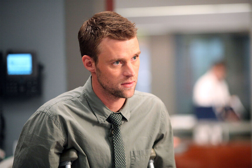 Dr. Robert Chase on crutches on House Episode 812