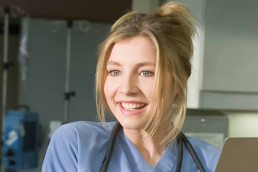 Dr. Elliot Reid (Sarah Chalke) smiles in Scrubs Episode 120.