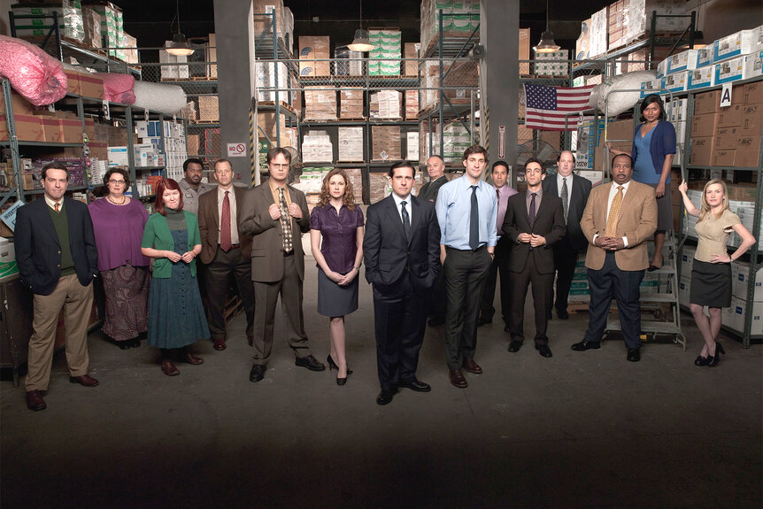 The entire cast of The Office Season 5 pose for a promo shoot.