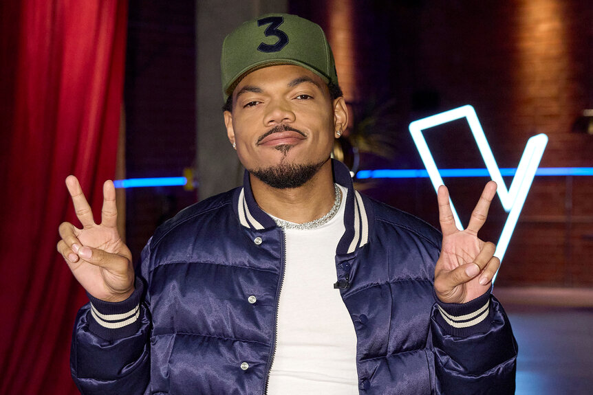 Chance The Rapper gives peace sign on the voice episode 2508