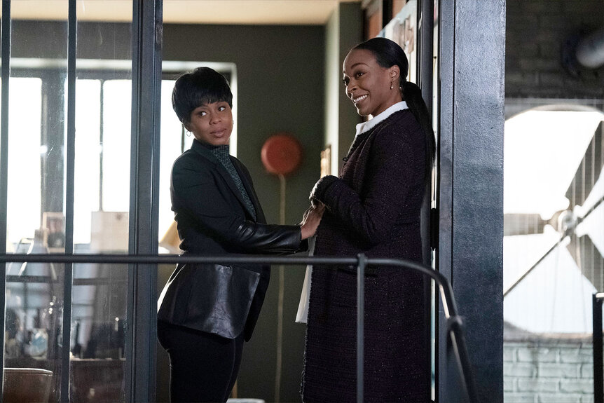 Sergeant Ayanna Bell (Danielle Moné Truitt) and Denise Bullock (Keren Dukes) appear in Law and Order: Organized Crime Season 1 Episode 6.