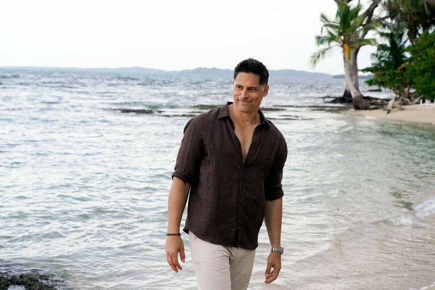 Joe Manganiello smiles on the beach in Deal or No Deal Island Episode 109.