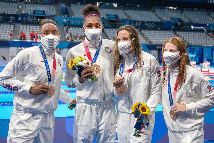 Erika Brown, Abbey Weitzeil, Natalie Hinds and Simone Manuel of the us swim team in tokyo